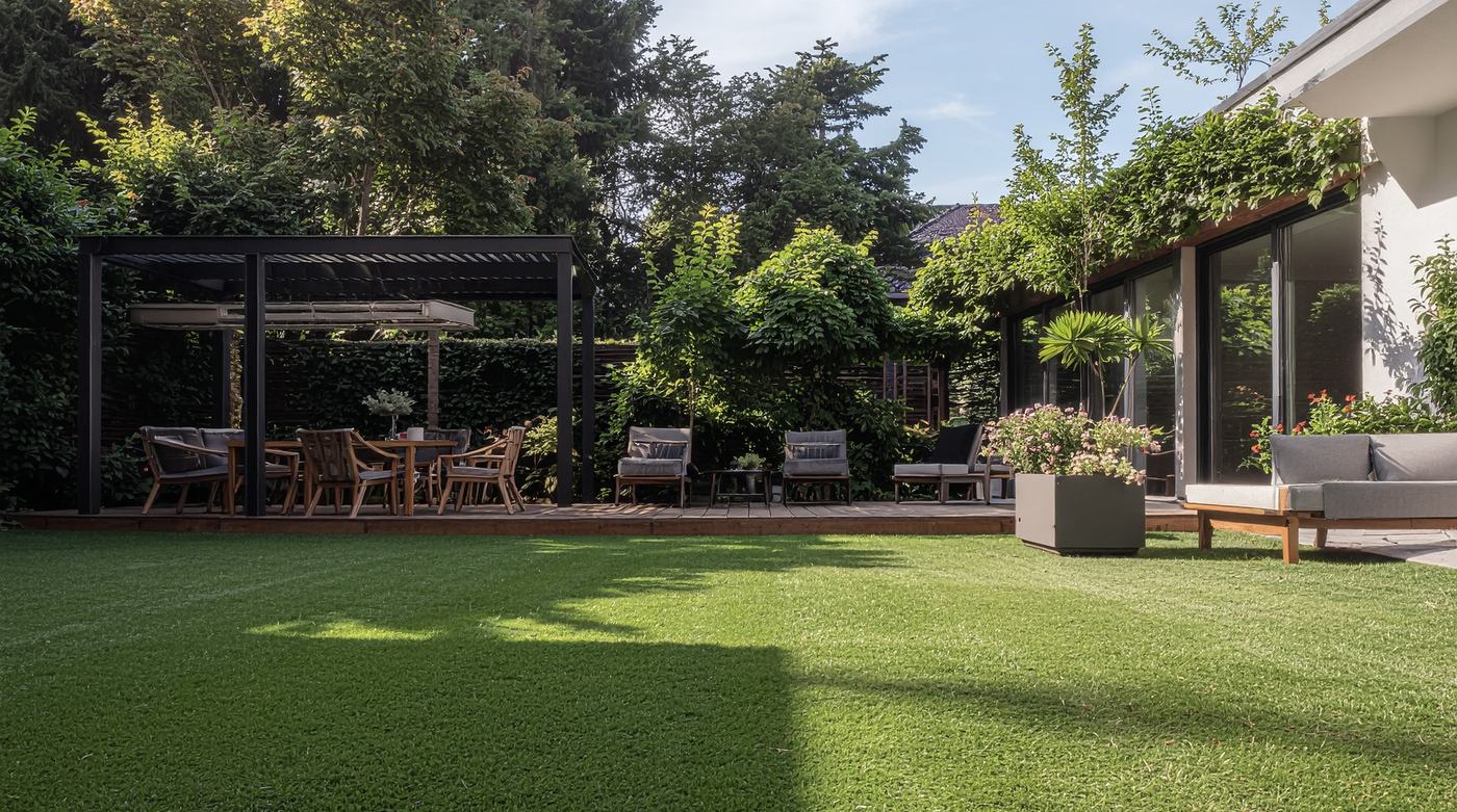 Jardín con pasto sintético instalado